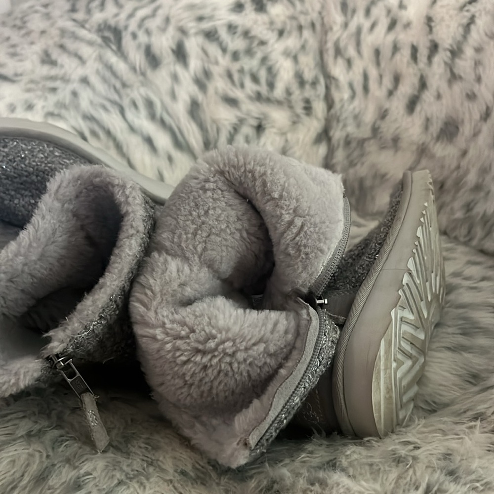 UGG Sparkling Gray Knit Boots - Picture 6 of 6